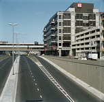 119469 Gezicht op de Catharijnebaan te Utrecht, vanaf het Moreelseviaduct, met rechts het warenhuis van V&D (Vroom en ...